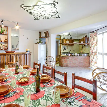 6 Bedroom Amazing In Сasa de vacaciones Monticello Amiata